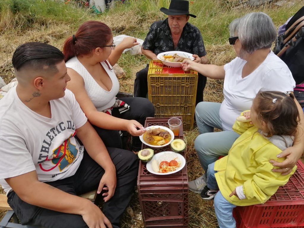 Desde los más pequeños, hasta los más adultos disfrutaron de los manjares. / FOTO: MANUEL SALDARRIAGA. 