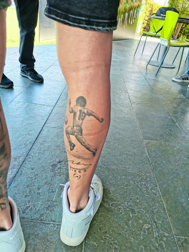 El tatuaje de Diego Maradona, su ídolo, de barrio así como él. Decidió llevarlo en su piel y en su corazón. 
/FOTO: JUANCHO SERRANO