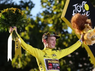 Jonas Vingegaard celebrando.