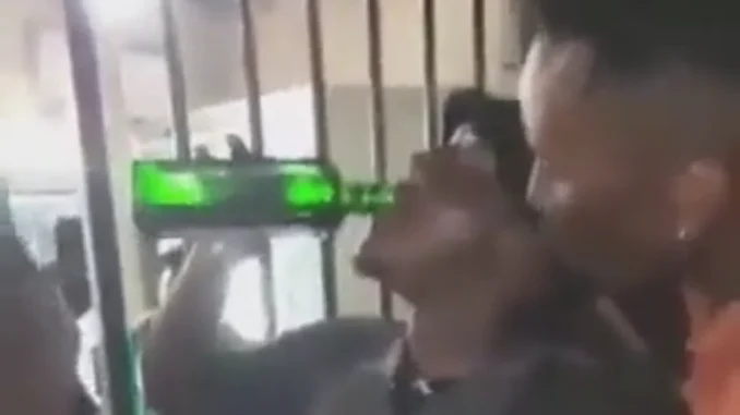 Este es el momento en el que hombre se tomó toda la botella