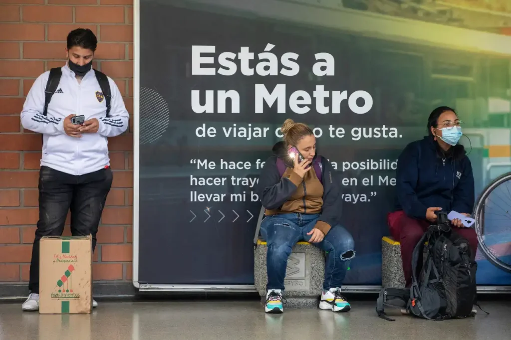 Usuarios esperen servicio del metro
