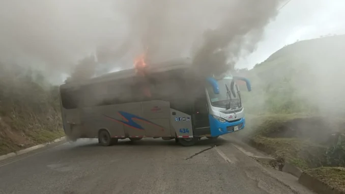 Bus quemado durante paro armado.