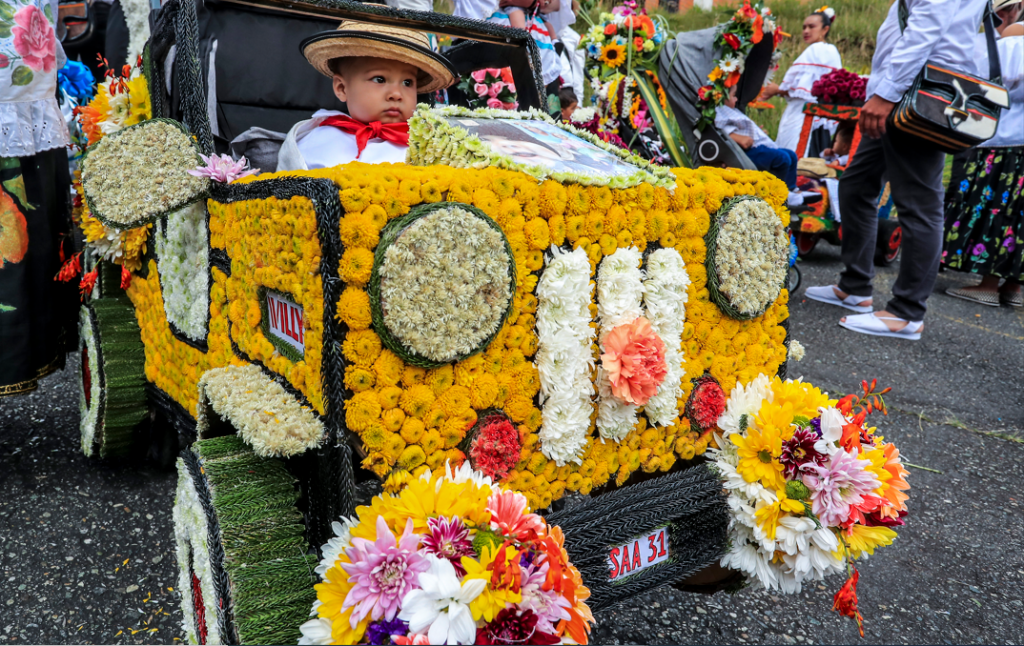 Las silletas en 3D que llevaron algunos niños fueron la sensación en el desfile. / FOTO: JAIME PÉREZ. 