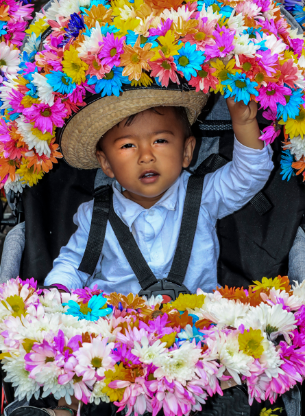 Los más pequeños iban en sus coches, los cuales estaban muy adornados con flores. / FOTO: JAIME PÉREZ. 