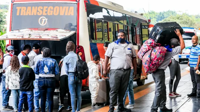Viajeros-vacaciones-terminal-de-transportes