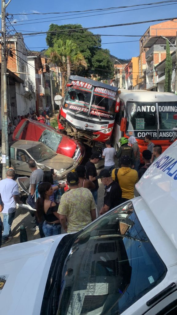 Accidente bus en Manrinque. / FOTO: CORTESÍA.