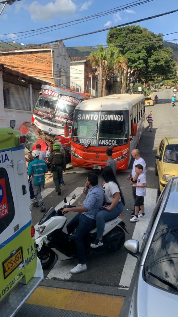 Accidente bus en Manrinque. / FOTO: CORTESÍA.