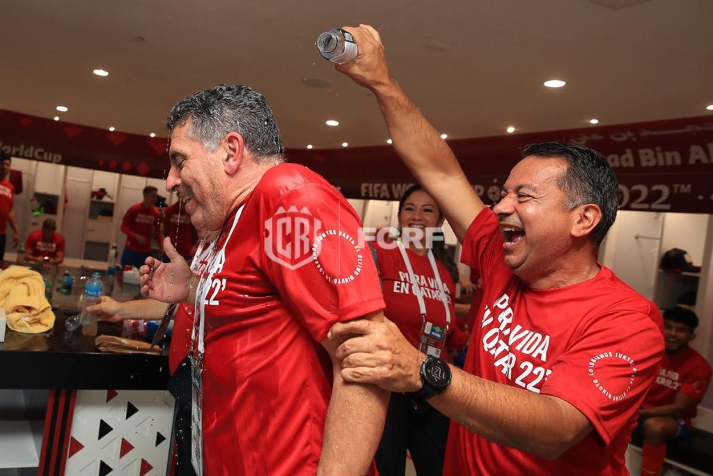 Luis Fernando Suárez celebrando en el camerino su clasificación al Mundial de Catar. / FOTO: FCRF.