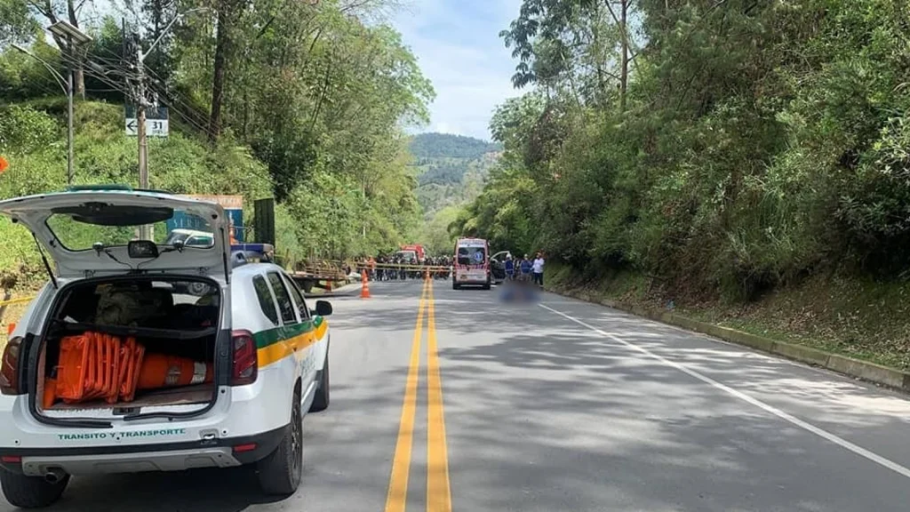 La moto quedó a unos 10 metros del cuerpo.