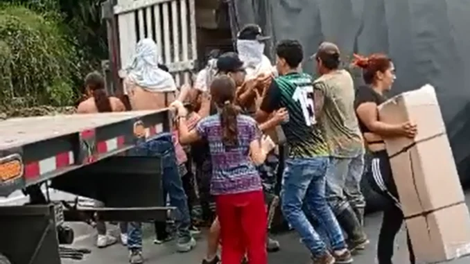 Hasta mujeres participaron del robo.
