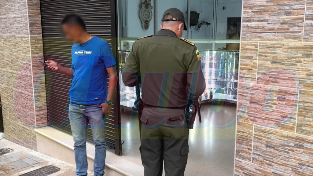 La policía recolecta pruebas. Las autoridades comenzaron con la investigación. /FOTO: REPORTERO Q'HUBO - GUILLERMO NARANJO.