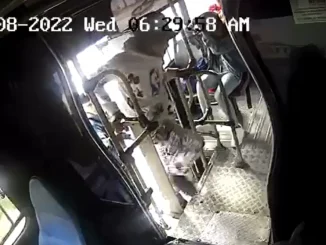 Uno de los delincuentes se sentó al lado del conductor.