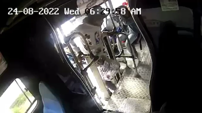 Uno de los delincuentes se sentó al lado del conductor.