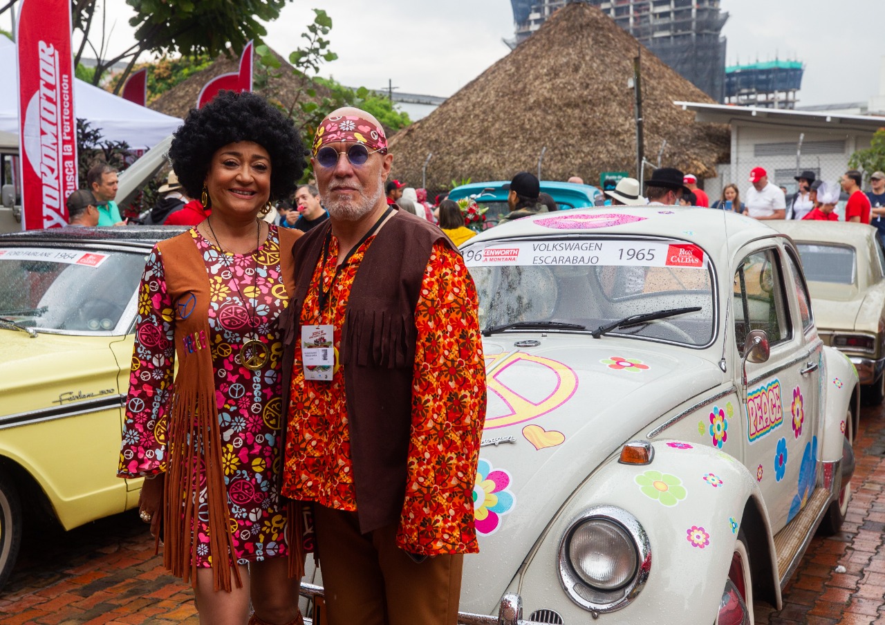 Previa al Desfile de Autos Clásicos y Antiguos en  El Colombiano. /FOTO: CAMILO SUÁREZ.