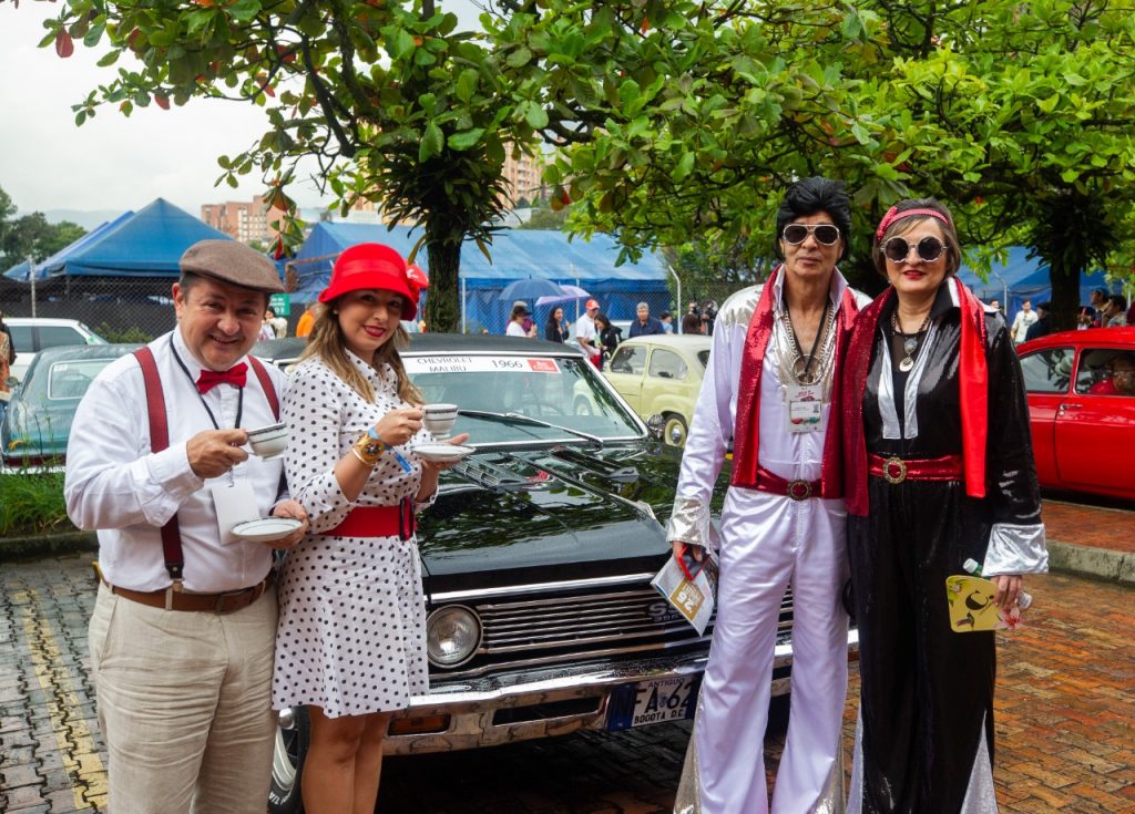 Previa al Desfile de Autos Clásicos y Antiguos en  El Colombiano. /FOTO: CAMILO SUÁREZ.
