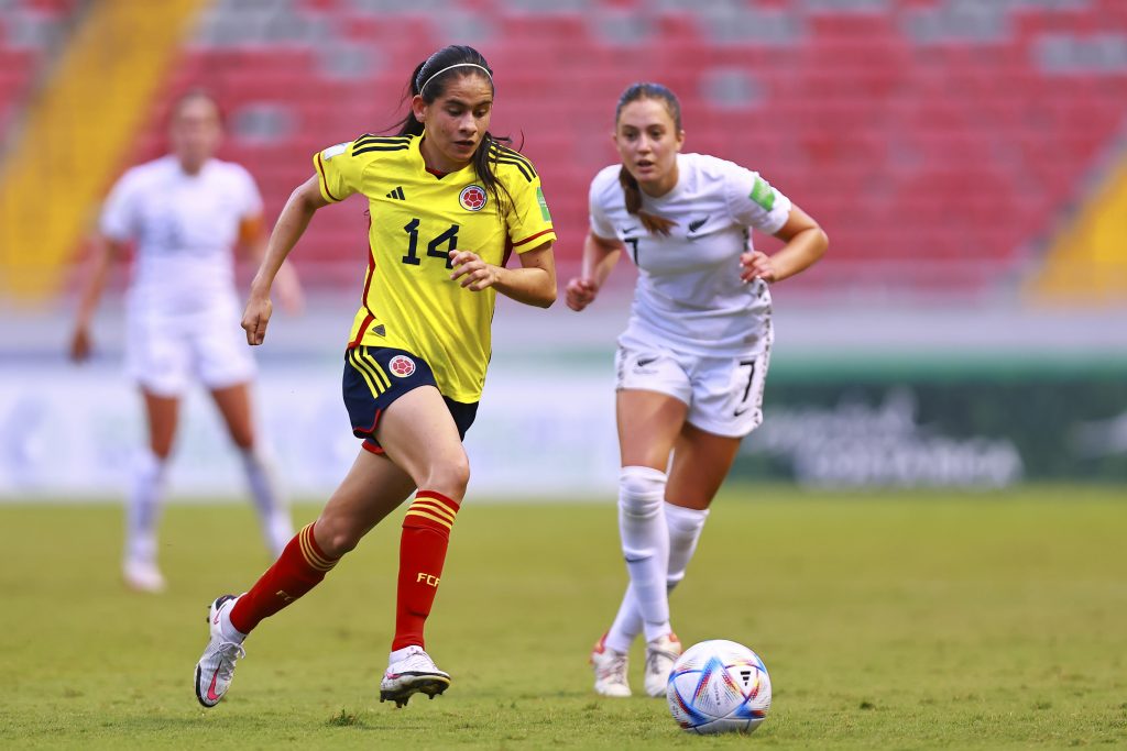 La antioqueña Mariana Muñoz disputa un balón en el juego contra Nueva Zelanda, en el Mundial Sub-20 de Costa Roca. / FOTO: GETTY. 