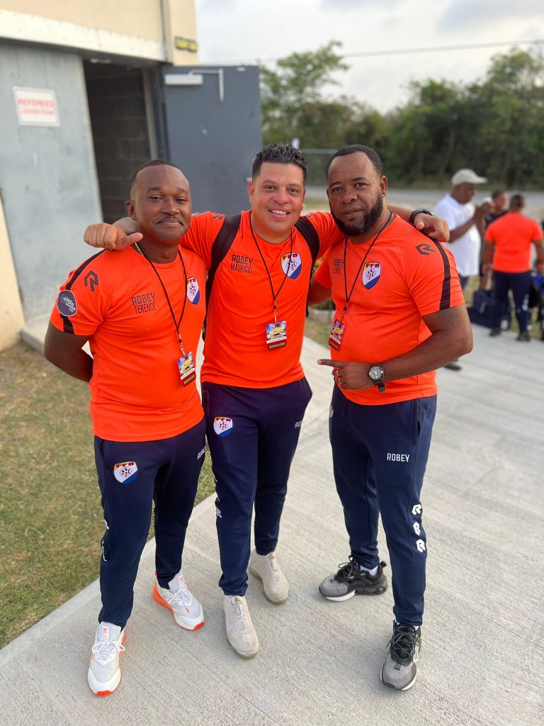Aquí vemos al entrenador Mauricio Tobón (centro), con algunos integrantes del cuerpo técnico. / FOTO: CORTESÍA. 