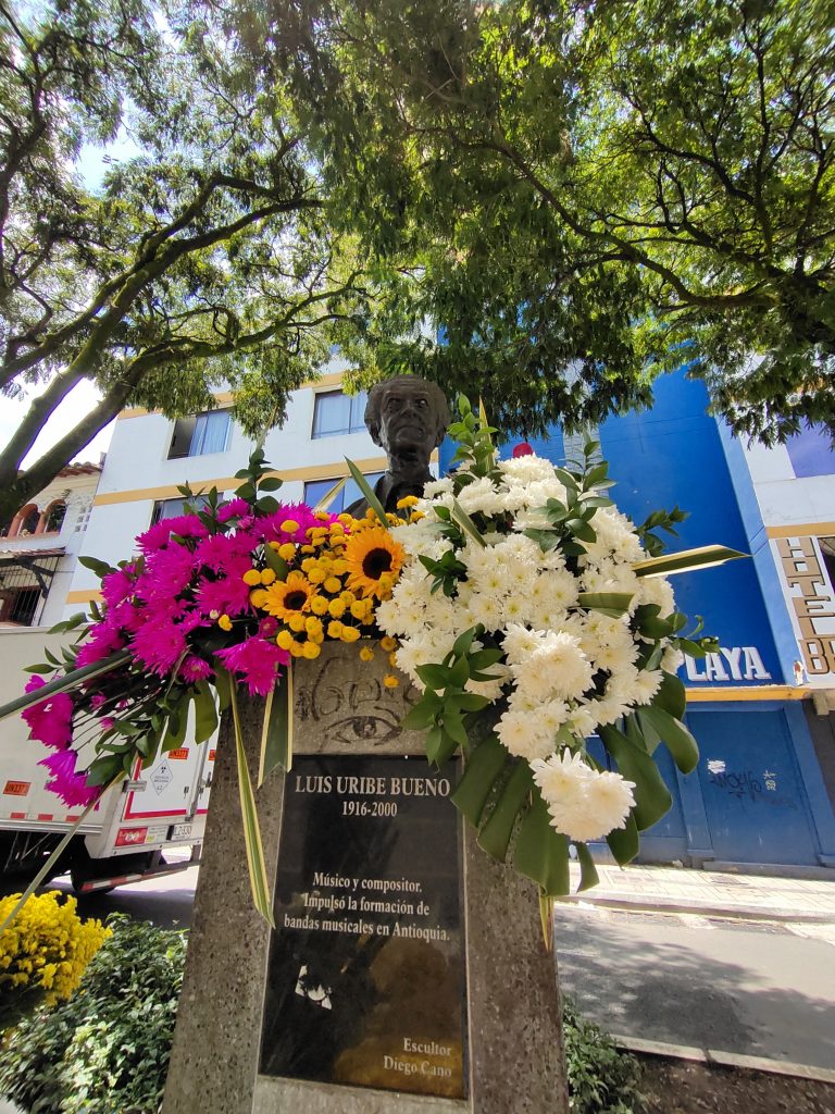 Las esculturas de la avenida La Playa estarán decoradas con flores de los coregimientos. / FOTO: CORTESÍA. 