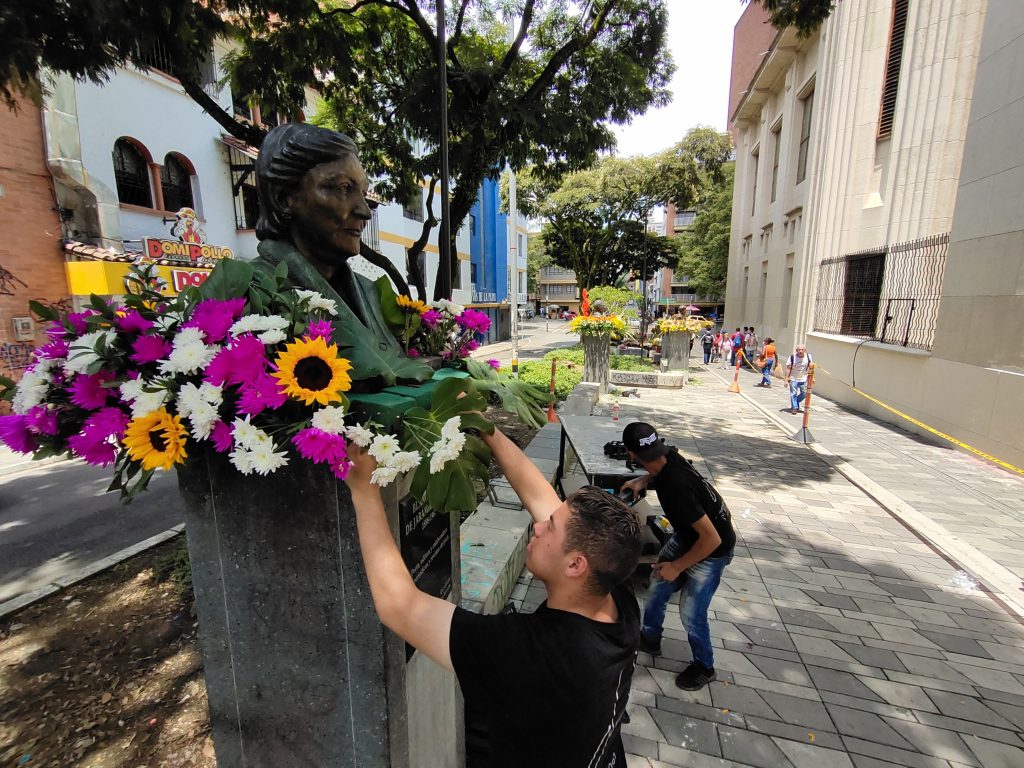 Las esculturas de la avenida La Playa estarán decoradas con flores de los coregimientos. / FOTO: CORTESÍA. 