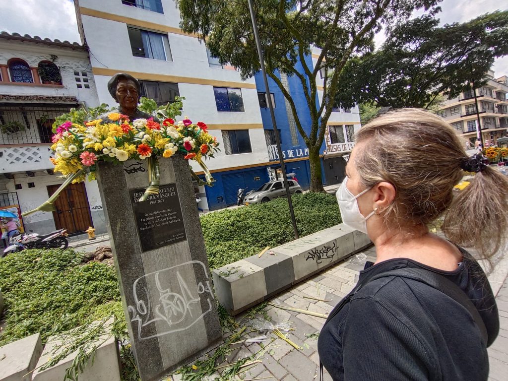 Las esculturas de la avenida La Playa estarán decoradas con flores de los coregimientos. / FOTO: CORTESÍA. 