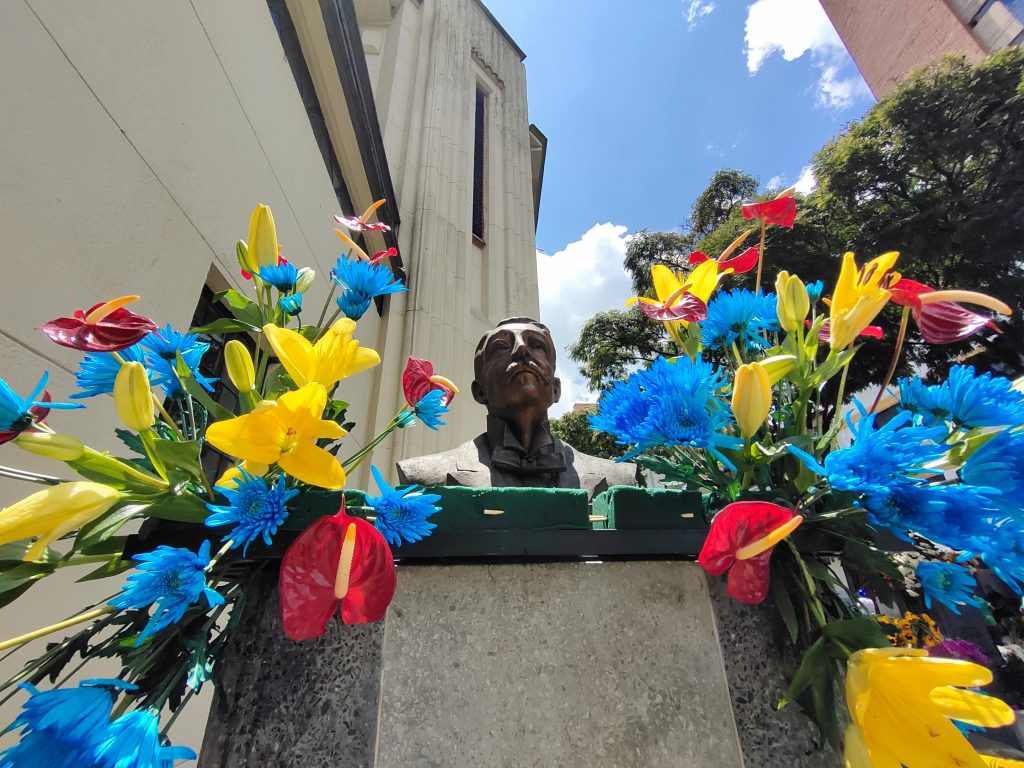 Las esculturas de la avenida La Playa estarán decoradas con flores de los coregimientos. / FOTO: CORTESÍA. 