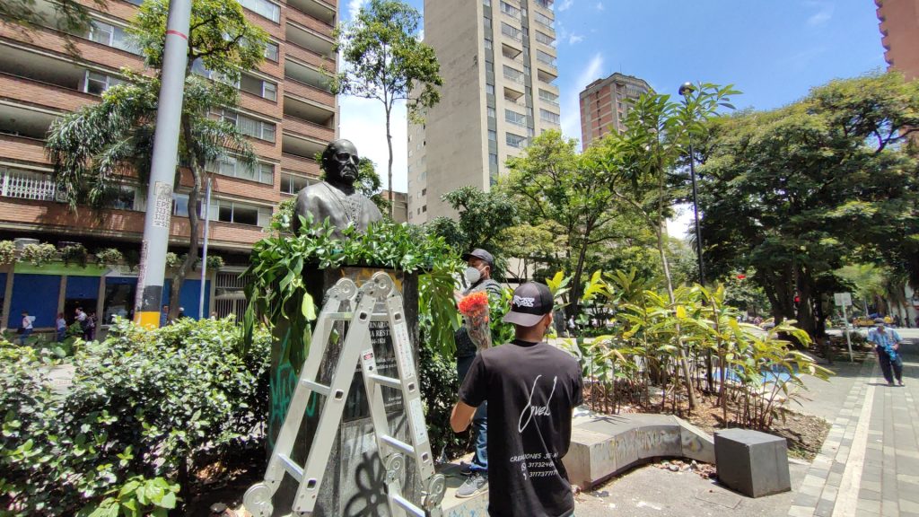 Las esculturas de la avenida La Playa estarán decoradas con flores de los coregimientos. / FOTO: CORTESÍA. 