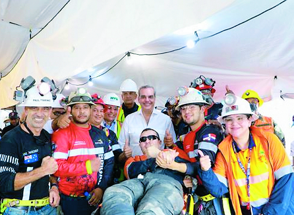 Imagen del momento posterior al rescate de los dos mineros, en Cerro Maimón. /FOTO: CORTESÍA DIARIO LISTÍN, REPÚBLICA DOMINICANA