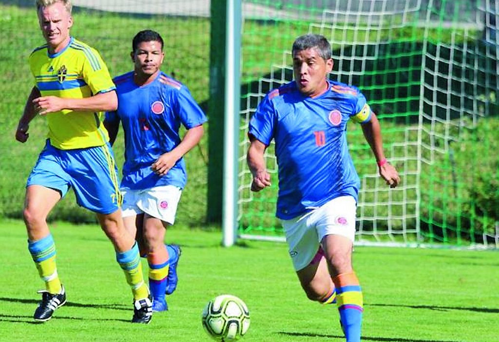 Cabeza levantada, pelota al pie, Édgar Méndez es el volante creativo y el capitán de la Selección Colombia de médicos. / FOTO: CORTESÍA.