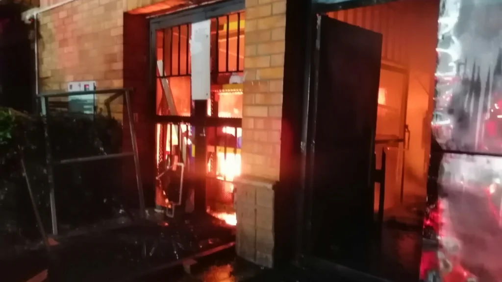 El incendio se presentó en una empresa de químicos.