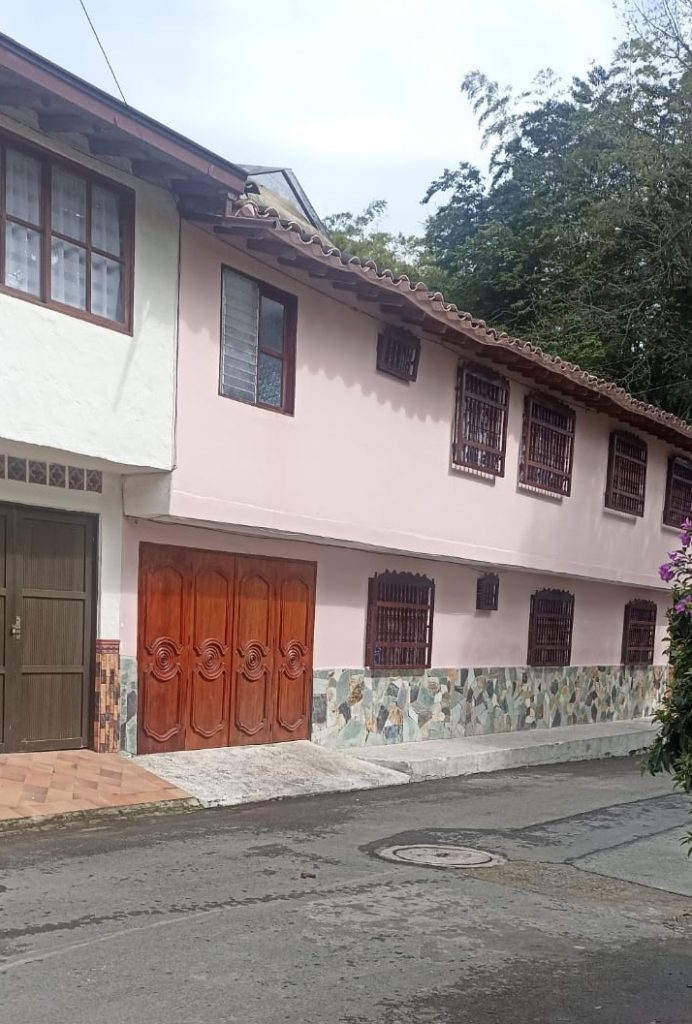 La víctima se encontraba malherida. En esta acera del barrio El Hipódromo, las autoridades encontraron a la joven lesionada. /FOTO: ENTRE CEJA Y CEJA.