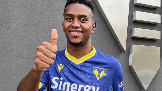 Juan David Cabal con la camiseta del Hellas Verona.