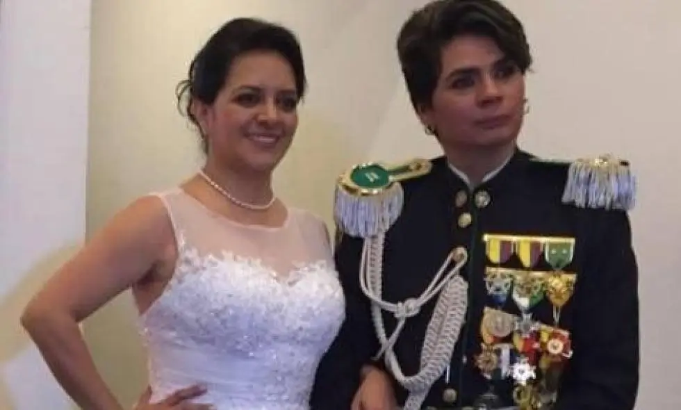 La-coronel-Sandra-Mora-y-su-esposa