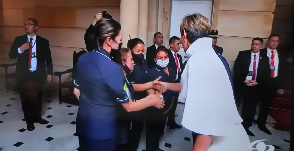 La-primera-dama-saluda-al-personal-de-la-Casa-de-Nariño