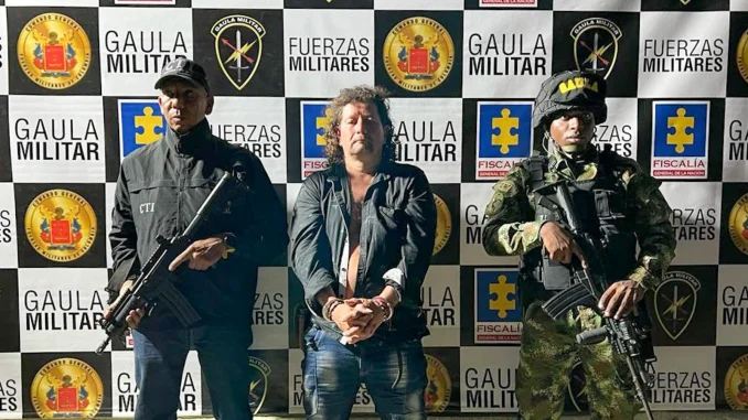 El hombre fue detenido cuando supuestamente recibía la extorsión.