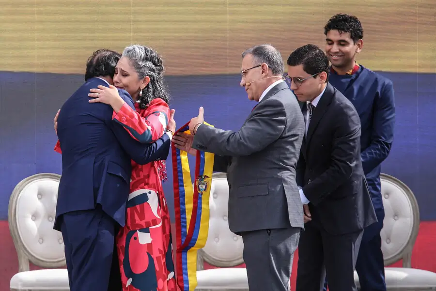 Maria-Jose-Pizarro-abraza-al-presidente-Petro