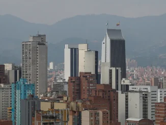 Medellin-letrero-como-Hollywood