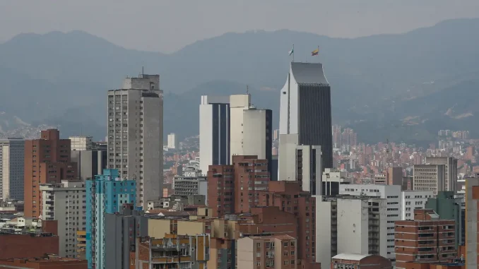 Medellin-letrero-como-Hollywood