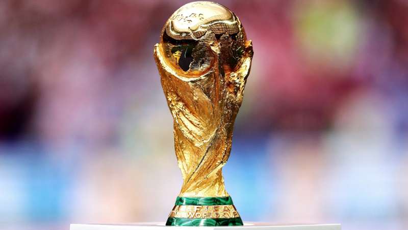 La copa es de oro.