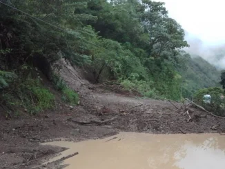 La tierra taponó ambos carriles de la vía.