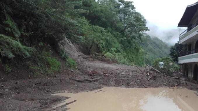 La tierra taponó ambos carriles de la vía.