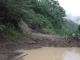 La tierra taponó ambos carriles de la vía.