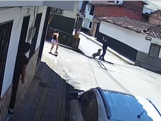 El hombre fue mordido.