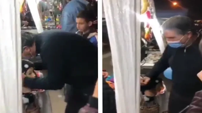 Político besa a un maniquí