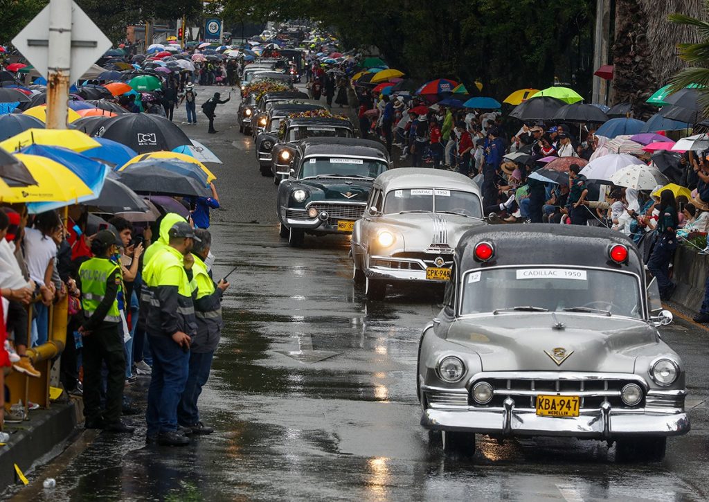 Así fue el recorrido del Desfile de Autos Clásicos y Antiguos 2022. /FOTOS: MANUEL SALDARRIAGA Y CAMILO SUÁREZ