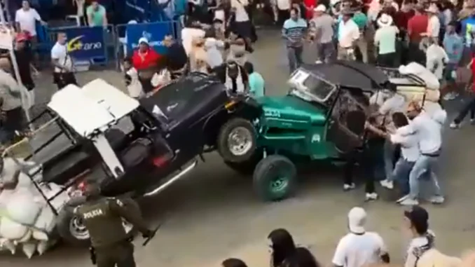 Un policía intentó separar a los hombres, pero no fue capaz.