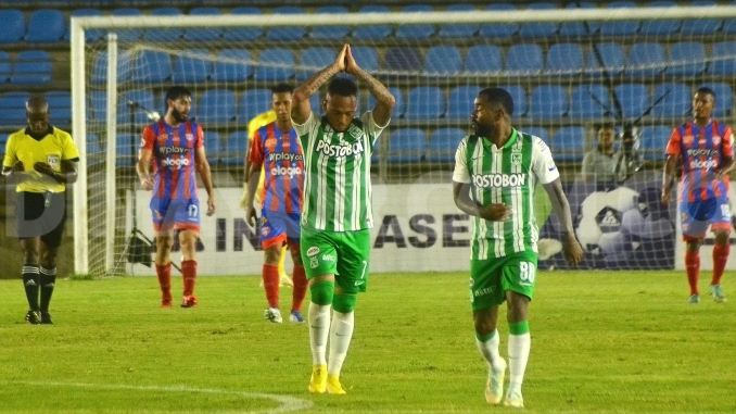 Jarlan Barrera en la celebración de un gol.