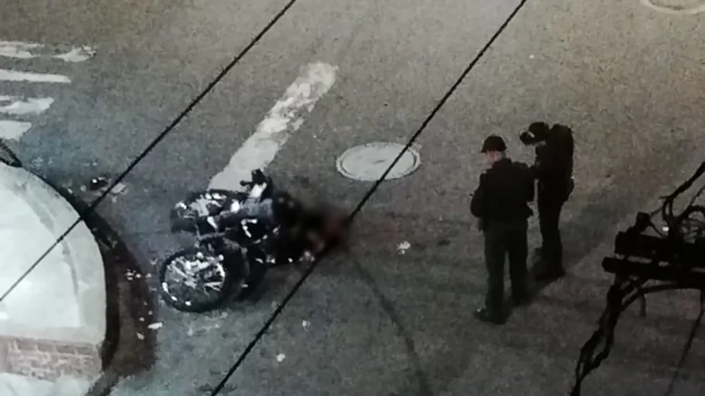La moto quedó encima de la víctima.