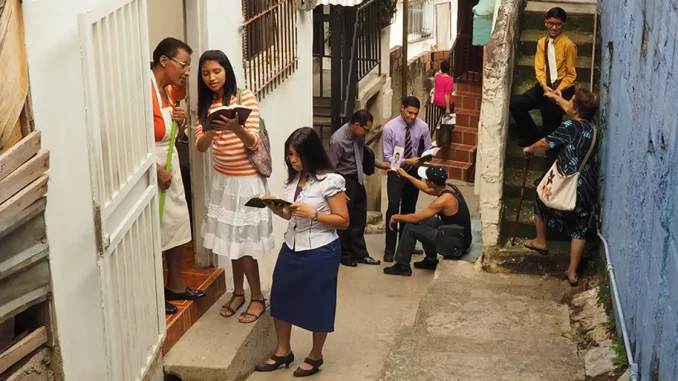 Testigos-de-Jehova-retoman-actividades-de-casa-en-casa