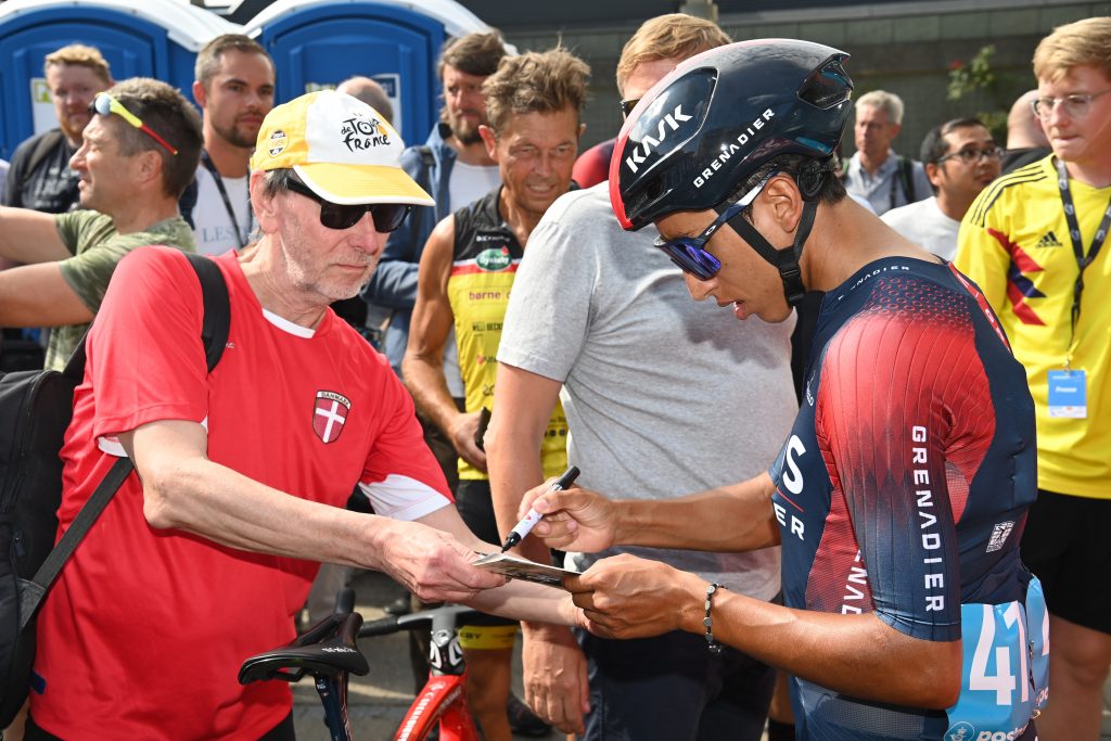 Egan Bernal comparte con aficionados en el Tour de Dinamarca. 