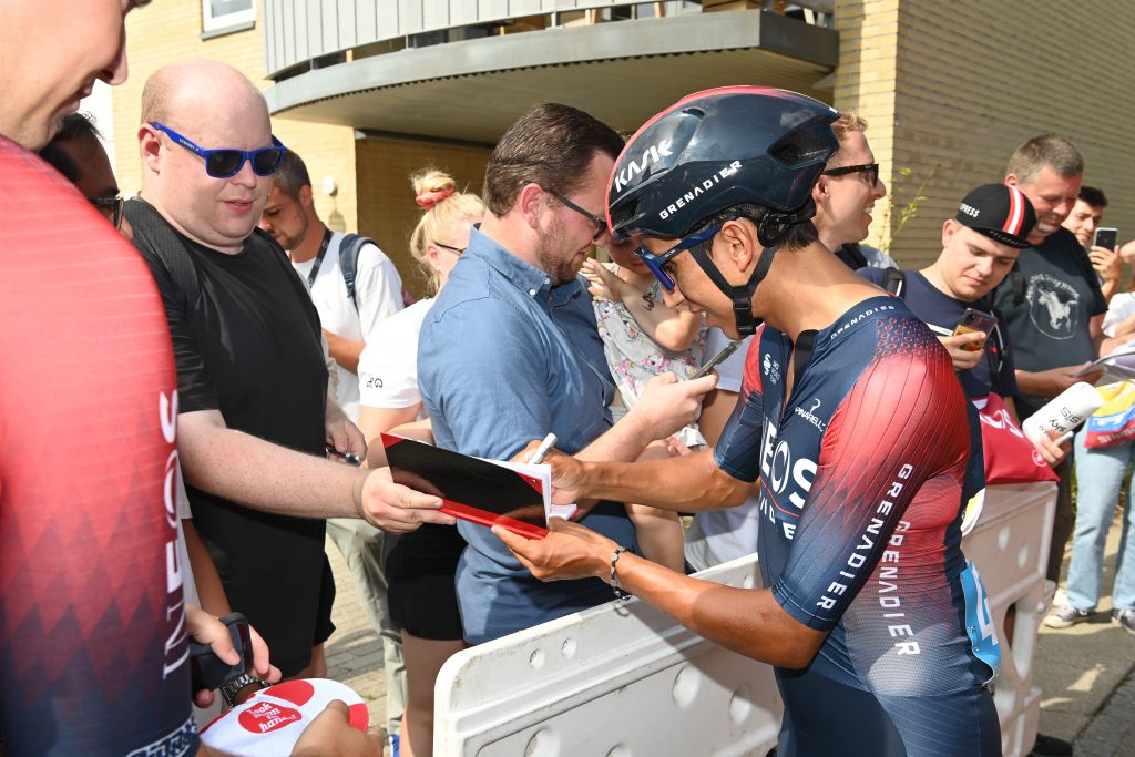 Egan Bernal comparte con aficionados en el Tour de Dinamarca. 